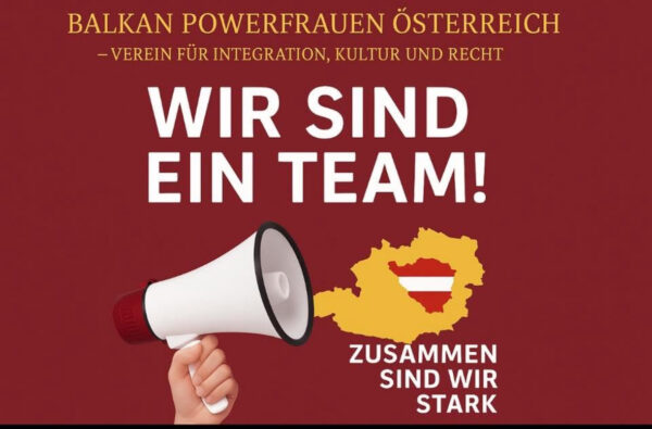  Plakat udruge Balkan Powerfrauen Österreich – Verein für Integration, Kultur und Recht s porukom „Wir sind ein Team! Zusammen sind wir stark“. Na slici je ruka s megafonom i karta Austrije u crveno-bijeloj boji, što simbolizira zajedništvo i snagu u integraciji i kulturi. 